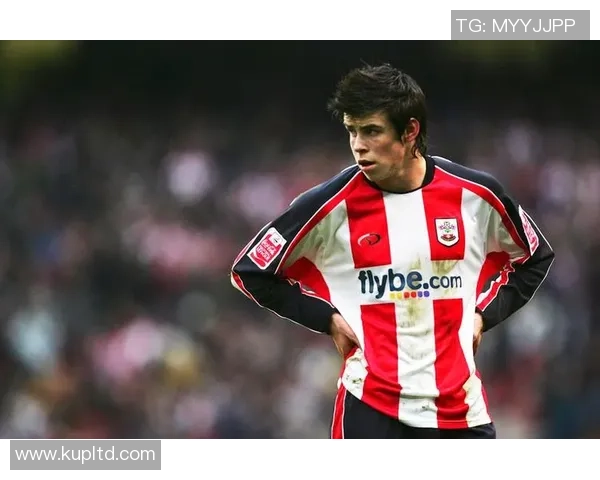 足球巨星逆袭之路：从青涩小将到全球瞩目传奇瞬间